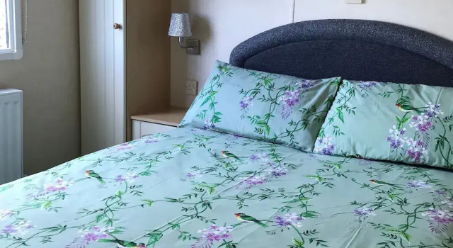 2 Bed-sleeps4-beachfront-free Parking