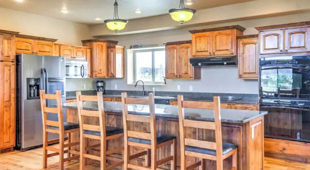 Коттедж Rustic Bryce Canyon Home w/ Deck on Sevier River!