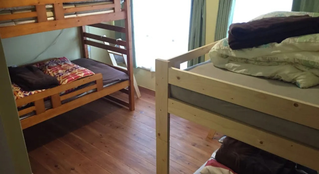 Кровать в общем номере (мужской номер) Guest House & Cafe Ohana