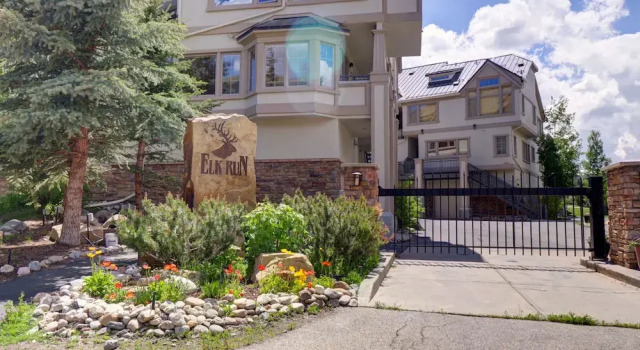 Newly Renovated, Slope-Side Walk-In Walk-Out, Top Floor, Views of Ten Mile Range - ER4 by Redawning