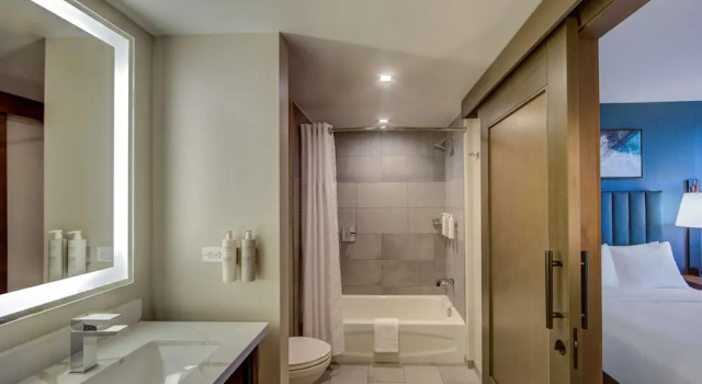Двухместный люкс с 2 комнатами Embassy Suites By Hilton Virginia Beach Oceanfront Resort