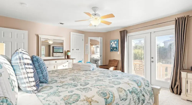 Just Beachy 3BR Dog-friendly Townhouse Near Beaches & Attractions!, Book Feriehus Hoteller i Lower Grand Lagoon med parkering, Parkering