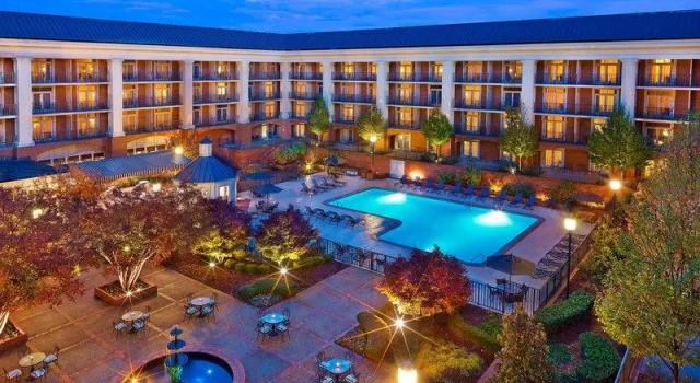 Номер Standard с балконом и с красивым видом из окна Sheraton Music City Nashville Airport