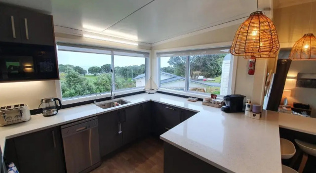 Stanmore Bay Beach House, Rezerwuj Hotel Hotele w Auckland Region z parkingiem, Parking