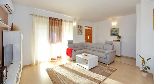 Modern Apartment With Big Roofed Terrace Garden Sun Shower 200M From The Sea, Забронировать Апартаменты/квартира Апартаменты Задарской жупания, рядом с Пляж Старенице, Апартаменты/квартира
