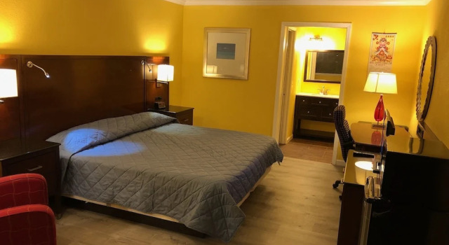 Двухместный номер Deluxe с балконом Dragon INN & Suites