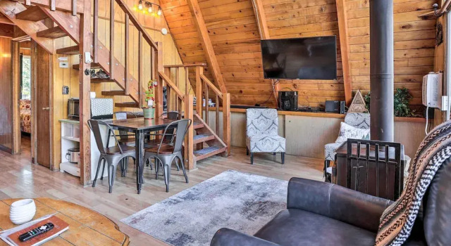 Cozy A-Frame w/ Hot Tub Near Arrowbear Lake, Забронировать Дом для отпуска Раннинг Спрингс San Bernardino Mountains