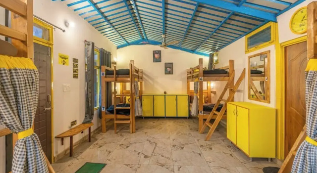 Кровать в общем номере с балконом и с видом на горы The Hosteller Mussoorie By the Streamside, Kempty
