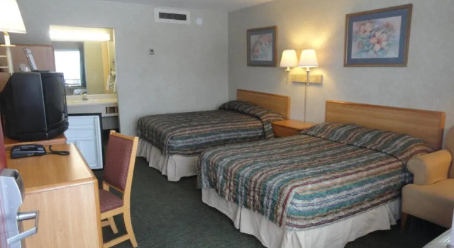Четырёхместный номер Standard Grand Rapids Inn