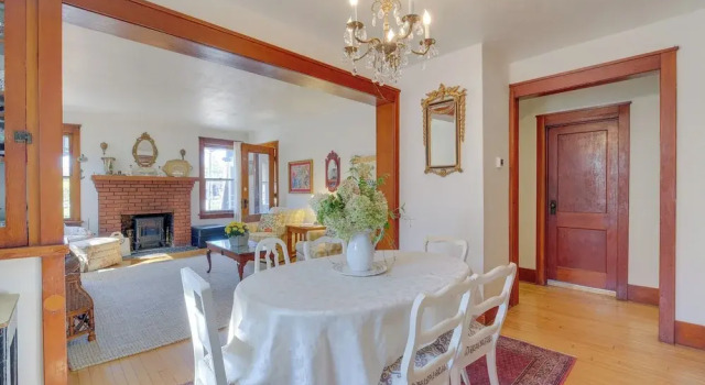 Vintage Charlevoix Home w/ Deck Near Round Lake!, Book Feriehus Sommerhuse i Charlevoix, Hytte