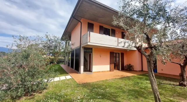 Spacious Villa With Breathtaking Views, Забронировать Вилла Коттеджи Сан-Феличе-дель-Бенако, Коттедж