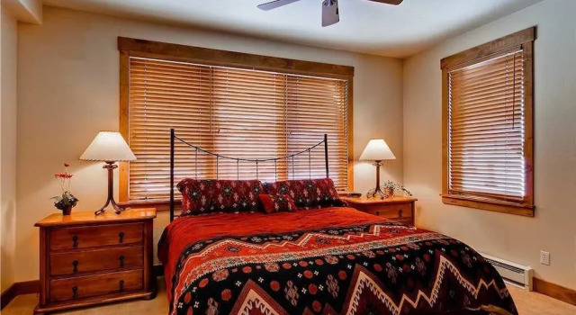 2208 Timberline Lodge, Trappeur's Crossing Apartment 4, Забронировать Апартаменты/квартира Отели Стимбот-Спрингса с парковкой, рядом с Preview Ski Lift, Парковка