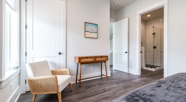 Lakeside Elegance Near Beach Access