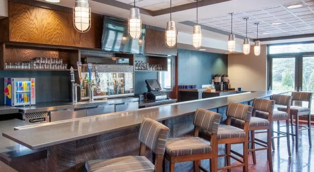 Кровать в общем номере Four Points by Sheraton Columbus-Polaris