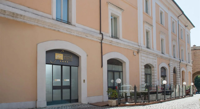 Gallery Hotel Recanati, Rezervați Hotel Hoteluri în Recanati cu parcare, aproape de Casa Leopardi Museum, Parcare