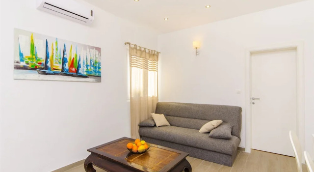 House Franka, Забронировать Отель Винишче Trogir Riviera, рядом с Пляж Купиница