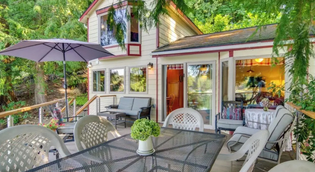 Коттедж Lakefront Snohomish Cottage w/ Private Dock!