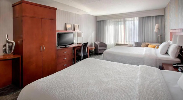 Четырёхместный номер Standard Courtyard Republic Airport Long Island/Farmingdale