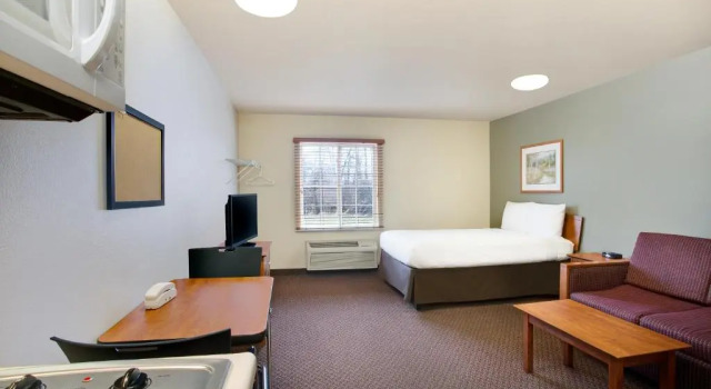 Двухместный люкс с видом на озеро WoodSpring Suites Cincinnati Fairfield