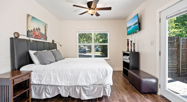 Screened-in Porch Walkable to Soco, Book Hotel Austin Greater Austin