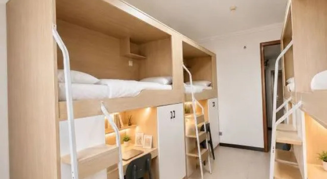 Кровать в общем номере (мужской номер) Haolong Hotel