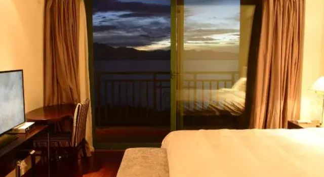Люкс с красивым видом из окна Fuxian Lake French Romantic Seaview Apartment