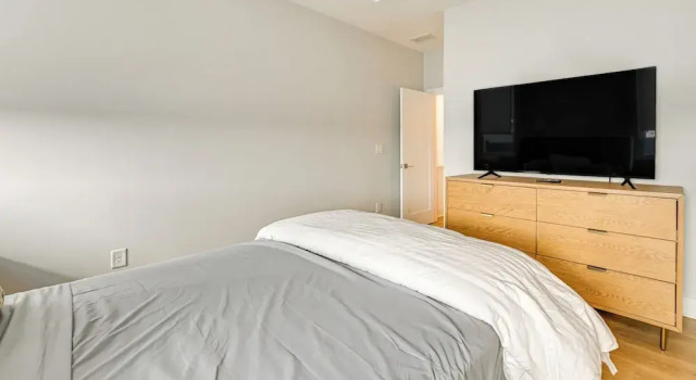 2 Mi to Bank of America Stadium: Townhome w/ Patio