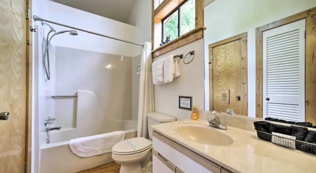 Коттедж Mountain Views & Deck: Spacious Bryson City Home!