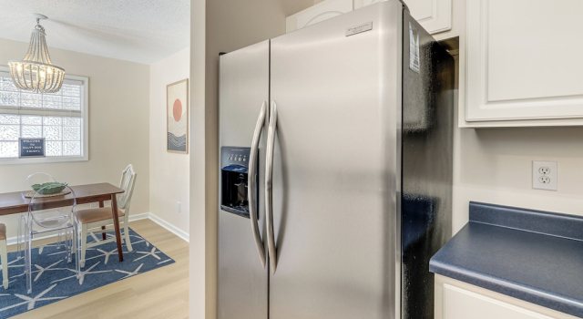 Well-equipped Emerald Isle Townhome: Pets Welcome!, Забронировать Апартаменты/квартира Эмералд-Айл Северная Каролина, рядом с Emerald Isle Adventures