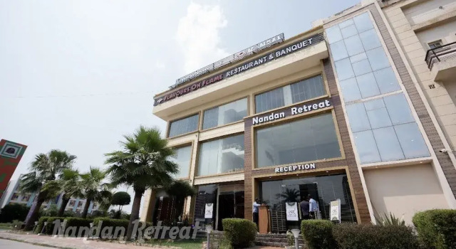 Hotel Urban Zip Affordable - #Near Prem Mandir #Chaar Dham, Забронировать Отель Отели Вриндавана с бассейном, Бассейн