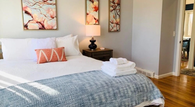 Family-Friendly, Fireside Nest Near Old Town!, Book Feriehus Villaer i Fort Collins, Villa