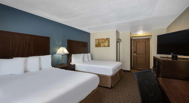 Четырёхместный номер Deluxe с видом на реку AmericInn by Wyndham La Crosse Riverfront-Conference Center