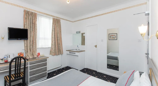 Номер Economy OYO Stade Court Hotel