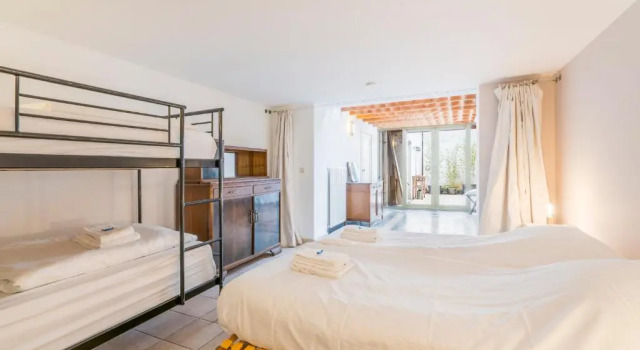 Апартаменты Characterful Town house promenade, fish market,