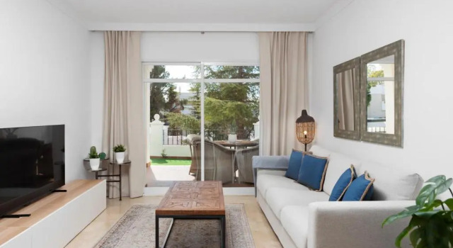 Bright 2 Bedroom apartment with parking space and swimming pools in Aloha Gardens