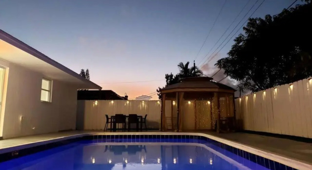 Коттедж с 4 комнатами Dream Vacation Home 4/2 w/HEATED POOL