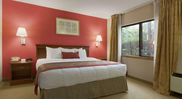 Двухместный люкс Ramada by Wyndham Raleigh