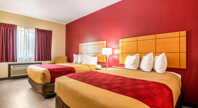 Econo Lodge Wanamaker, Reserva ahora Hotel Hoteles en Menoken con aparcamiento, Aparcamiento