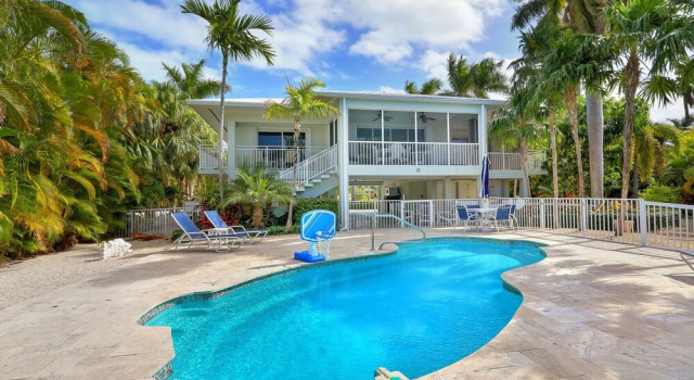 Waterfront Luxury Home With Pool And Boat Dock 3 Bedroom Home by RedAwning, Varaa Lomakoti Huvilat kohteessa Florida Keys, Villa