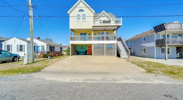 Walk to Pier: Spacious Coastal Home, Забронировать Дом для отпуска Коттеджи Outer Banks, Коттедж