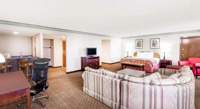 Suite Ramada by Wyndham Lansing Hotel & Conference Center