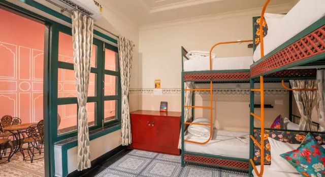 Кровать в общем номере The Hosteller Agra