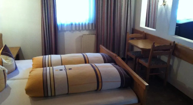 Четырёхместный номер Standard с балконом Hotel Garni Pfandl