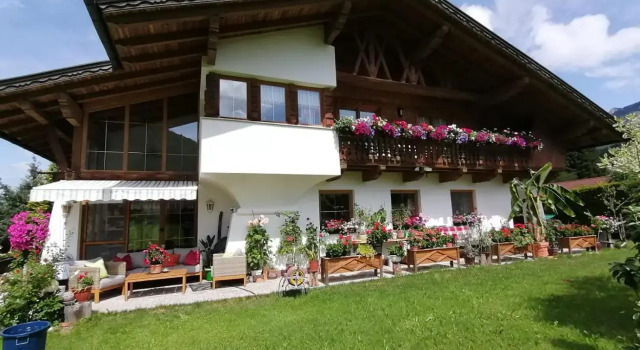 Landhaus Schnettra, Rezerwuj Dom wakacyjny Hotele w Tyrol z parkingiem, Parking