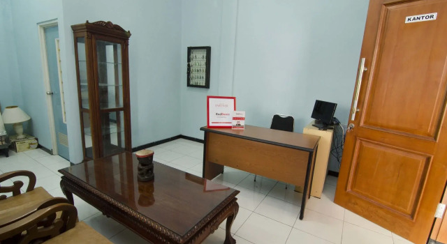 RedDoorz Near Ciputra World 2