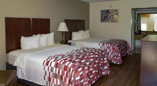 Четырёхместный номер Deluxe Red Roof Inn Tallahassee East