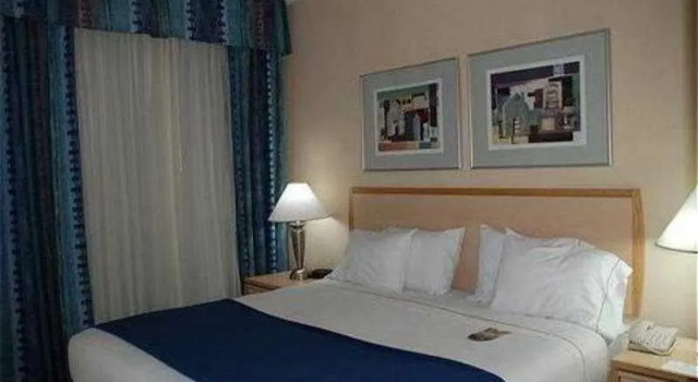 Четырёхместный люкс Holiday Inn Express Hotel & Suites San Antonio - Rivercenter Area by IHG