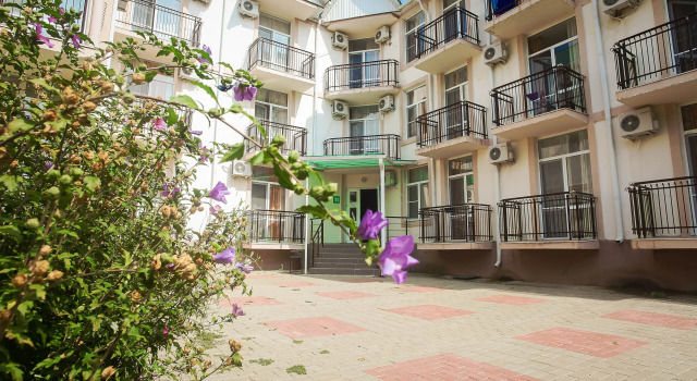 Holiday Village Dubravushka, Забронировать Отель Криница Берег Геленджика, рядом с Дикие пляжи между Криницей и Беттой