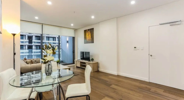 New Bright Apartment In Waterloo