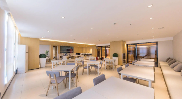 Ji Hotel Yining Shanghai City, Prenota Hotel Hotel a Xinjiang con parcheggio, Parcheggio